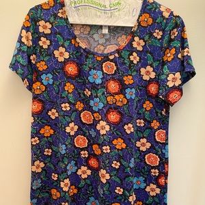 🍁LuLaRoe NWOT Floral Classic T